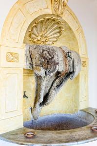 维耶特里马勒伦纳公寓 - 阿马尔菲海岸的喷泉中的海豚雕像