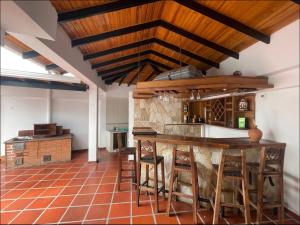 圣克里斯托瓦尔Casa en San Cristóbal, urb los naranjos的厨房配有木桌和一些椅子