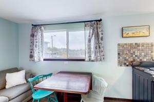 GraylandBreakwater Inn - Shoalwater Cottage #E的客厅配有桌子和沙发