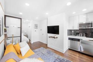 纽约69-4B Modern Lower East Side 1BR PRIME LOCATION的带沙发的客厅和厨房