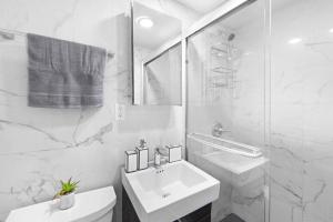 纽约69-4B Modern Lower East Side 1BR PRIME LOCATION的白色的浴室设有水槽和卫生间。