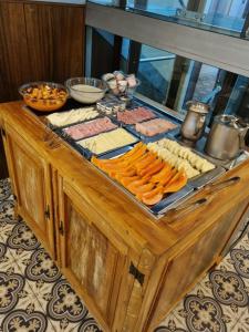 欧鲁普雷图珀萨达科拉斯卡酒店的餐桌上的自助奶酪和其他食物