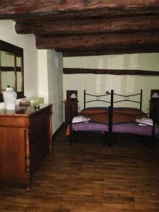 普拉吉拉托IL达悟住宿加早餐旅馆的一间卧室设有一张床和木制天花板