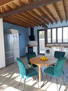 佩皮尼昂Grande maison de vacances的厨房以及带木桌和椅子的用餐室。