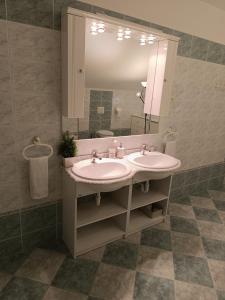 布达佩斯Garden villa的一间带两个盥洗盆和大镜子的浴室
