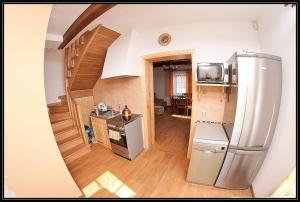 PaleśnicaŚwiety Spokój的厨房配有不锈钢冰箱和楼梯