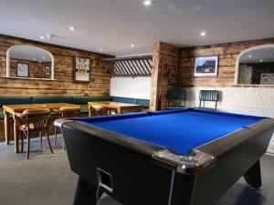 SnaithThe Plough Inn的酒吧设有一张台球桌,配有桌椅