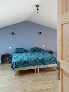 佩皮尼昂Grande maison de vacances的一间卧室配有一张带蓝色毯子的床