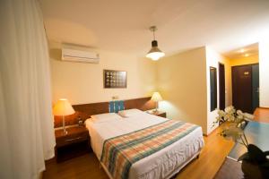 隆德里纳苏门答腊岛会议中心酒店的酒店客房,配有一张床和两盏灯