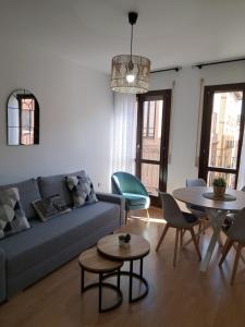 卡拉塔尤德Apartamentos Rúa Centro Calatayud & Balcony Apartament的客厅配有沙发和桌椅