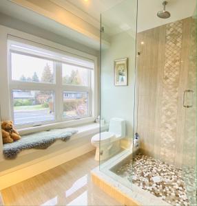 里士满Vancouver Shangrila House的一间带卫生间和窗户的浴室