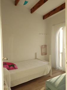 埃斯卡斯特利Sol del Este的一间白色客房内的床铺卧室