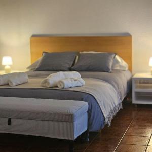 阿雷纳斯德圣佩德罗Apartamento Parque Gredos的一间卧室配有两张带毛巾的床