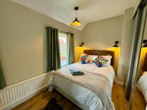 LongleyHome in Sheffield with King/Twin bed的一间卧室设有一张大床和窗户