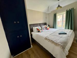 LongleyHome in Sheffield with King/Twin bed的一间卧室设有一张大床和一个窗户。