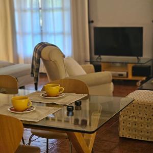 阿雷纳斯德圣佩德罗Apartamento Parque Gredos的客厅配有咖啡桌和2杯