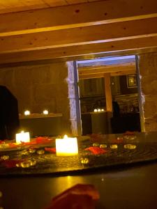 阿尔盖罗"Here" Mini loft Alghero的房间里的桌子上放两个蜡烛