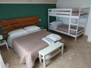 Pennapiedimontehotel scaffe的一间卧室配有两张床和一张双层床。
