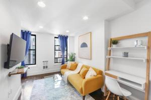 纽约69-5B I Stylish Lower East Side 1BR Apt BRAND NEW的带沙发和电视的客厅