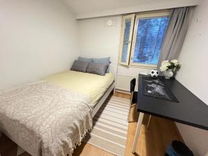 赫尔辛基Private rooms near metro, free parking的一间小卧室,配有一张床和一张书桌