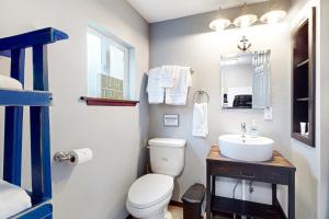 GraylandBreakwater Inn - Josie Dyas Cottage #H的浴室配有白色卫生间和盥洗盆。