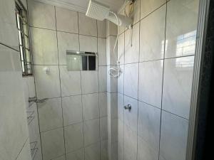 弗朗西斯科贝尔特朗Apartamento com mobília nova 301的浴室里设有玻璃门淋浴