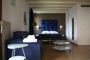 阿格里真托班布奢华住宿加早餐旅馆的客厅配有蓝色的沙发和床。