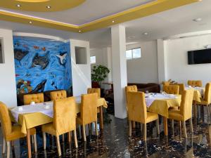 阿约拉港Patty House Galapagos的一间带桌椅的用餐室和一幅画