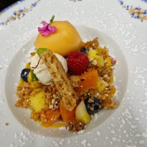 塞特埃甘Château d'Arance的盘子上带水果的甜点