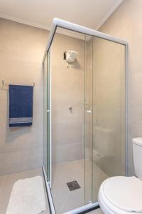 阿雷格里港Aconchegante e ensolarado!的浴室设有玻璃淋浴间和卫生间
