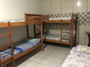 累西腓Lê'Frevo Pernambucano Hostel的一间房间,设有三张双层床