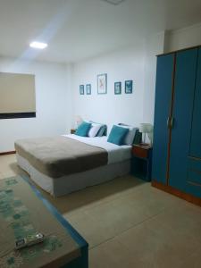伊瓜苏港Las Arecas - 3° B的一间卧室配有一张床和一个蓝色的橱柜