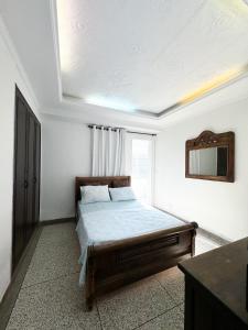 库库塔Apartaestudio Luiggis Cucuta的一间卧室配有一张带镜子的床和窗户