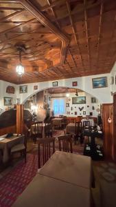 克鲁亚ROOMS EMILIANO Castle of Kruja的餐厅设有木制天花板和桌椅
