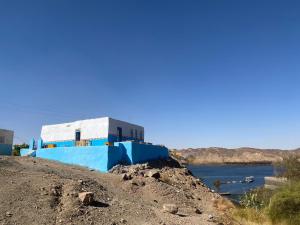 阿斯旺Humble Nubia的山边的蓝色和白色建筑