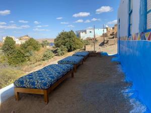 阿斯旺Humble Nubia的坐在建筑物一侧的一排床