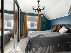 腓特烈斯塔skogro的一间卧室配有一张带蓝色墙壁和镜子的床