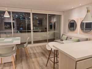 马尼萨莱斯Apartamento Manizales II的客厅配有沙发和桌子