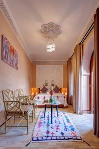 马拉喀什Riad Amalia的卧室配有一张床和一张桌子