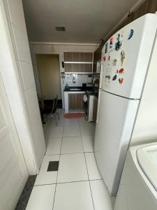 贝伦Apartamento Completo Próx Hangar的厨房配有带磁铁的白色冰箱