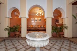 马拉喀什Riad Amalia的大厅,房间中间有一个喷泉