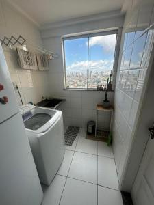 贝伦Apartamento Completo Próx Hangar的白色的浴室设有窗户和卫生间。