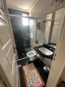 贝伦Apartamento Completo Próx Hangar的带淋浴、卫生间和盥洗盆的浴室