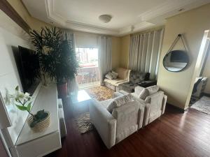 贝伦Apartamento Completo Próx Hangar的客厅配有白色沙发和镜子