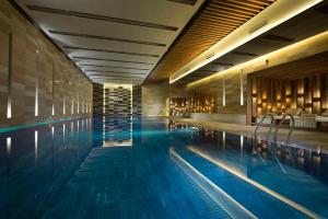 北京北京康莱德酒店 - 希尔顿集团的大楼内的大型游泳池