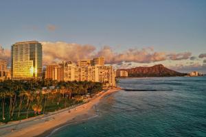 檀香山Ka Laʻi Waikiki Beach, LXR Hotels & Resorts的享有海滩、建筑和大海的景色