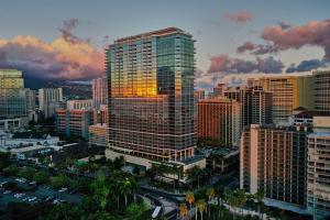檀香山Ka Laʻi Waikiki Beach, LXR Hotels & Resorts的享有城市天际线美景,设有建筑