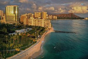檀香山Ka Laʻi Waikiki Beach, LXR Hotels & Resorts的享有海滩的空中景色,设有建筑和海洋