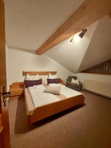 ElmenFerienwohnung Vesna & Alex的阁楼上的卧室配有一张大床