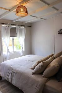 TomerongThe Old Cottage - Country Couples Retreat的一间卧室设有一张大床和窗户